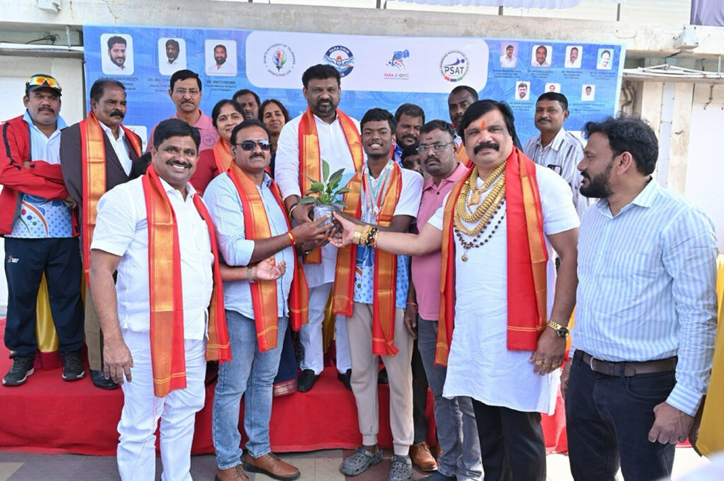 గచ్చిబౌలి స్విమ్మింగ్ కాంప్లెక్స్ లో జరిగిన పార స్విమ్మింగ్ చాంపియన్ షిప్ లో ప్రతిభ చూపిన తెలంగాణ పార స్విమ్మర్ ని అభినందించిన పలువురు…