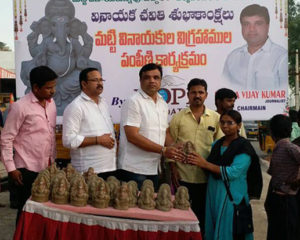Distribution of eco friendly Ganesh idols… Konda Vijay Kumar