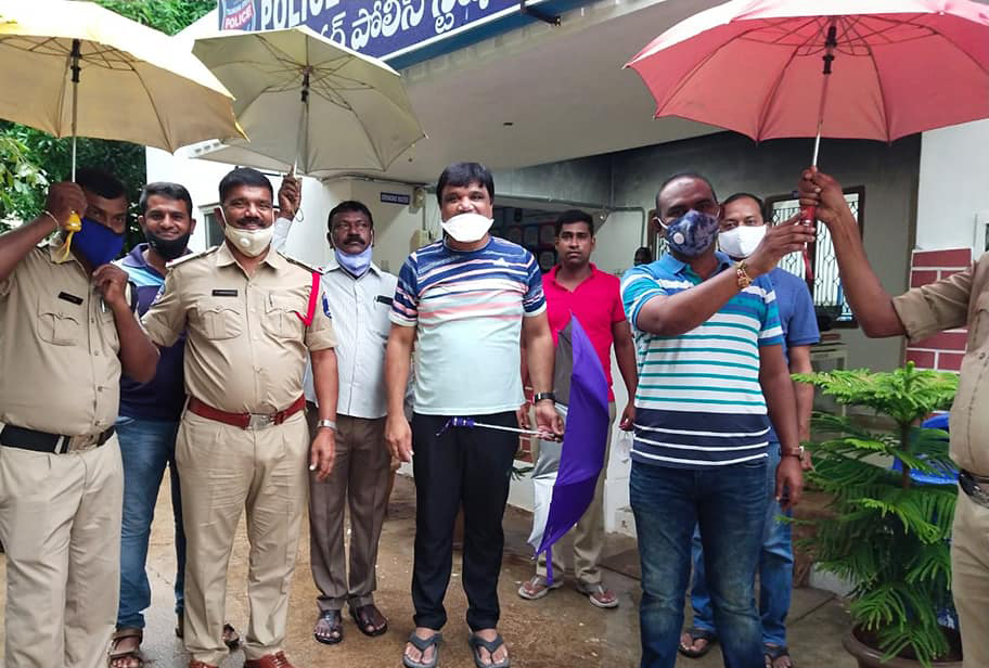 Chandanagar Police Station సిబ్బందికి గొడుగులు, మాస్కులు అందచేత…