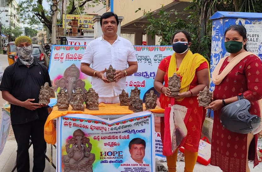 హోప్ ఫౌండేషన్ ఆద్వర్యంలో మట్టి వినాయకుల పంపీణీ…