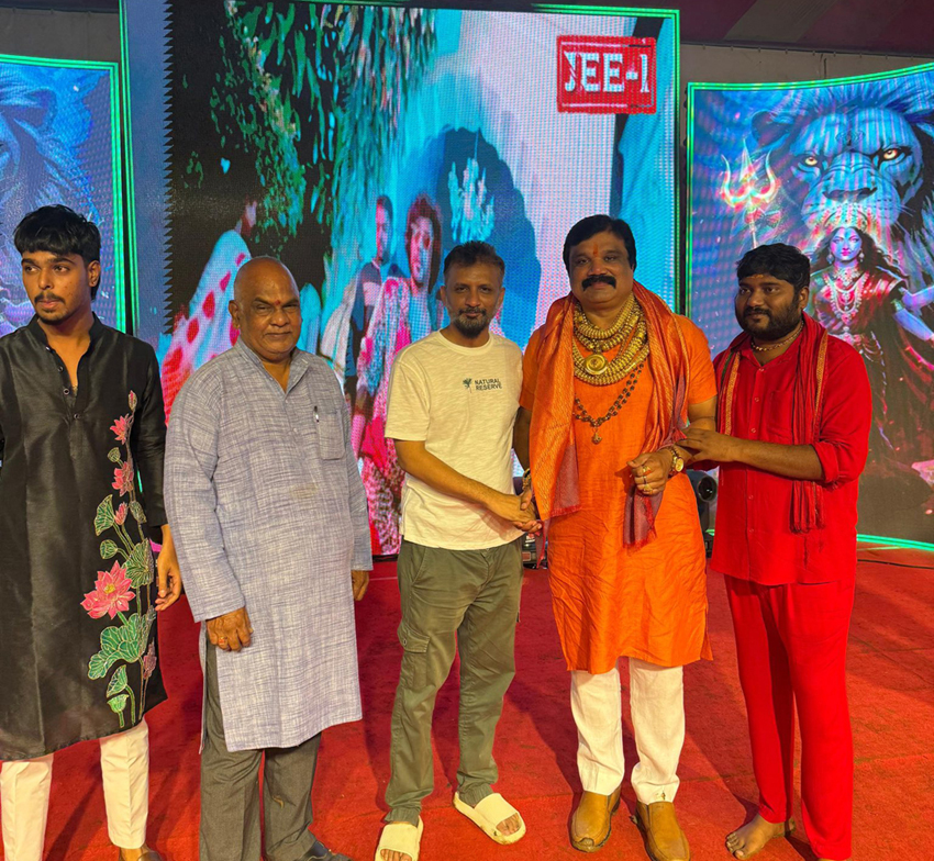 ఆదివారం రాత్రి మాదాపూర్ నోవాటెల్ హోటల్ లో నిర్వహించిన దాండియా వేడుకల్లో అతిధిగా పాల్గొనడం జరిగింది.