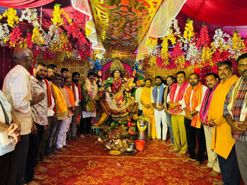 సోమవారం రోజున మియాపూర్ , బీరంగూడా , లింగంపల్లి ,పాపిరెడ్డి కాలని తదితర ప్రాంతాలలో ఎర్పాటు చేసిన దుర్గా మాత మండపాల వద్ద పూజల్లో పాల్గొని అమ్మ వారి ఆశీస్సులు పొందడం జరిగింది.