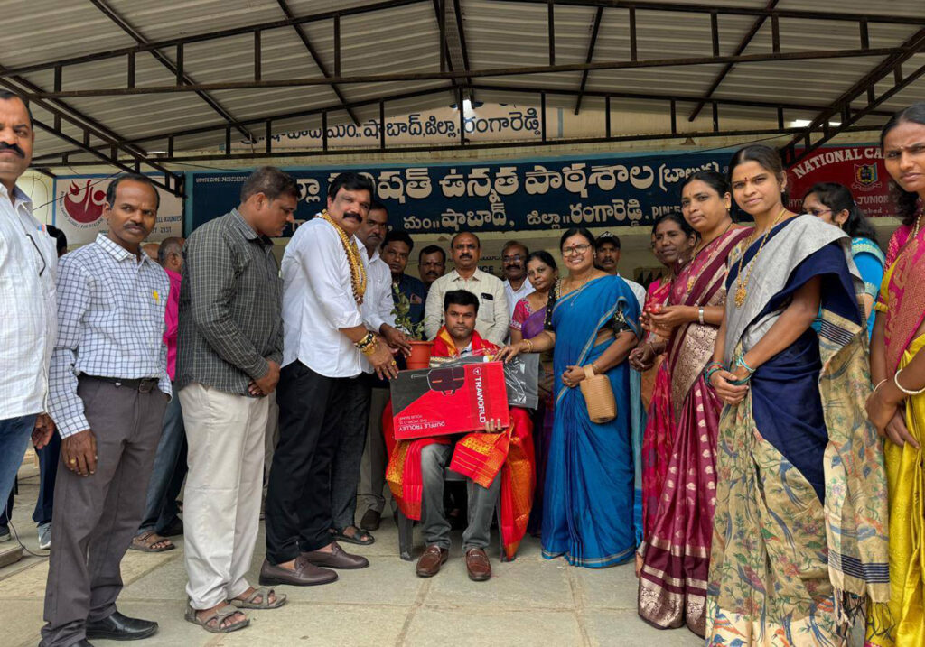 ఉపాధ్యాయ దినోత్సవం పురస్కరించుకుని షాబాద్ మండల కేంద్రంలో ని ప్రభుత్వ పాఠశాలలో ఉపాద్యాయులకు సన్మానం చేయడం జరిగింది.