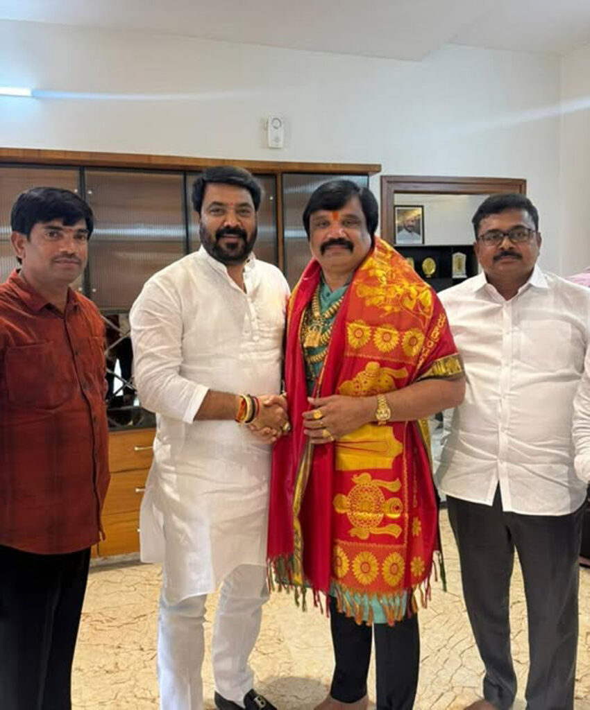 చిన్న నాటి స్నేహితుడు, క్లాస్ మేట్ రంగారెడ్డి జిల్లా గ్రంథాలయ చైర్మెన్ ఏలుగంటి మధుసూధన్ రెడ్డి ( AMR) కార్యాలయంలో కలవడం జరిగింది.