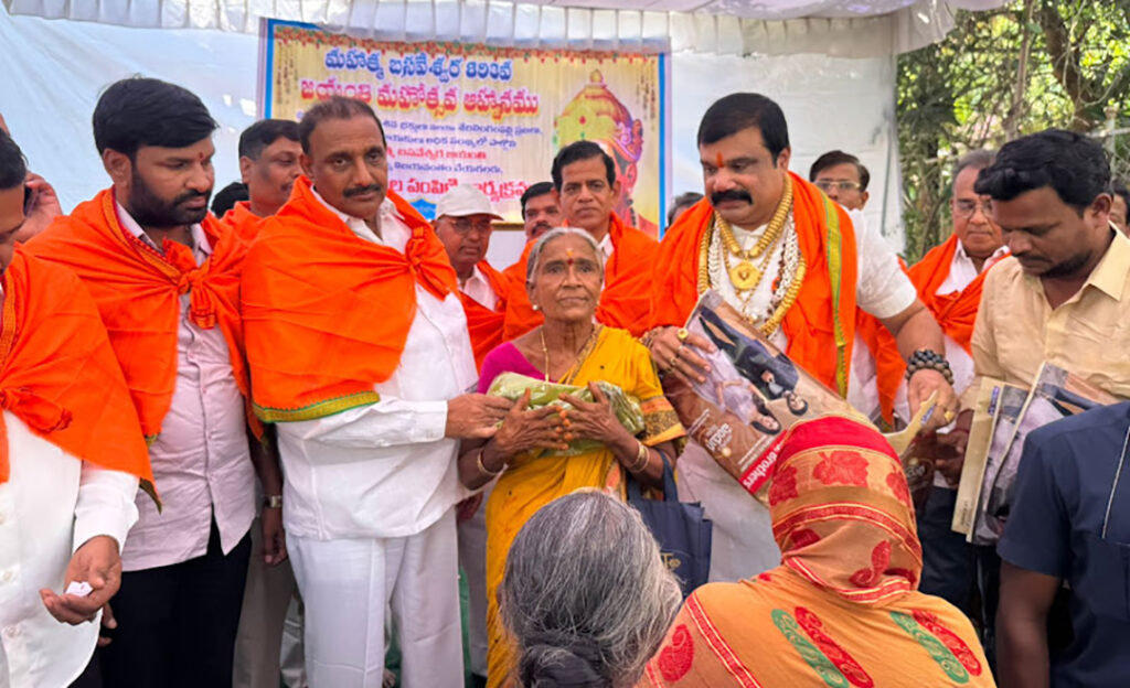 893 బసవ జయంతి పురస్కరించుకుని 200 మందికి చీరల మరియు బట్టల పంపిణీ…