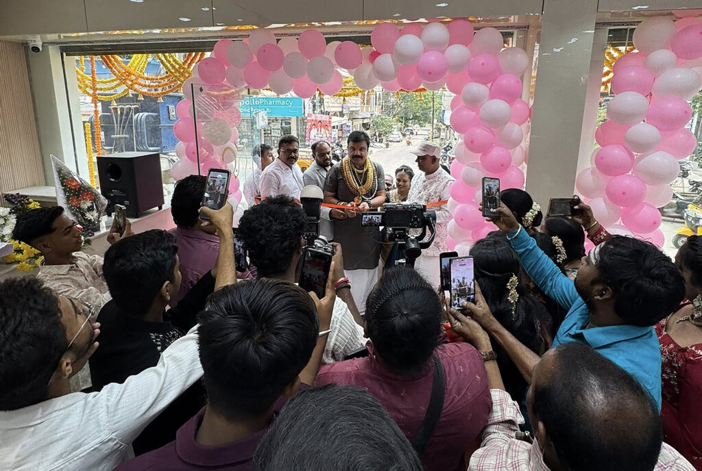 యస్ వి బి హోమ్ డెకర్స్ ను ముఖ్య  అతిథిగా హాజరై ప్రారంభించడం జరిగింది 🙏🙏🙏