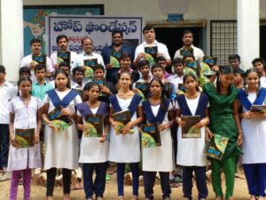 శేరిలింగంపల్లి ప్రభుత్వ పాఠశాలలో విద్యార్థులకు పుస్తాకాలు అందజేత…