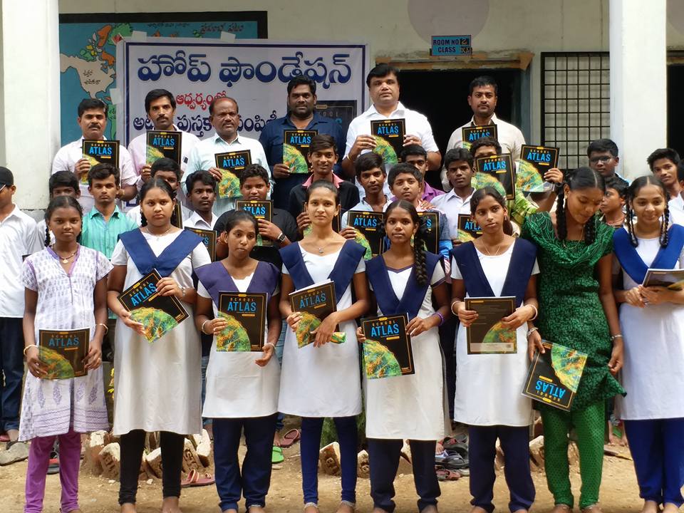 శేరిలింగంపల్లి ప్రభుత్వ పాఠశాలలో విద్యార్థులకు పుస్తాకాలు అందజేత…