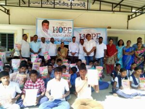 షాబాద్ ప్రభుత్వ పాఠశాలలో విద్యార్థులకు పుస్తాకాలు అందజేత…