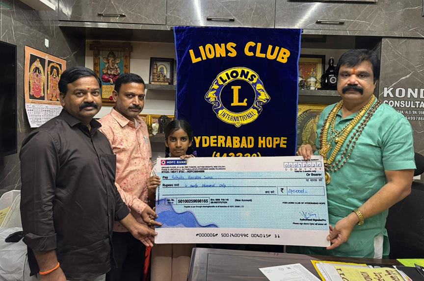 విద్యలో రాణిస్తున్న అక్క చెల్లెళ్ల కు రుత్విక, హర్షిణి లకు రూ. 40,000 వేల రూపాయల ఆర్ధిక సహాయం అందచేయడం జరిగింది…