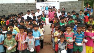 చందానగర్ మరియు నల్లగండ్లలో పేదలకు ఆహార పొట్లాలు అందజేత…