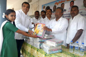 శేరిలింగంపల్లి ప్రభుత్వ పాఠశాలలో విద్యార్థులకు పుస్తాకాలు అందజేత…