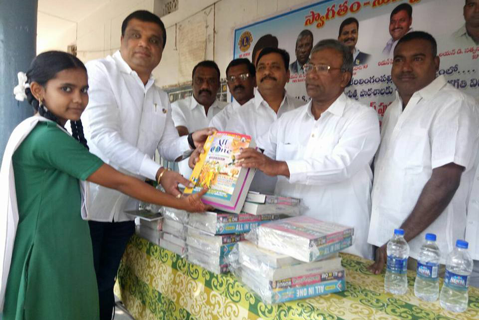 శేరిలింగంపల్లి ప్రభుత్వ పాఠశాలలో విద్యార్థులకు పుస్తాకాలు అందజేత…