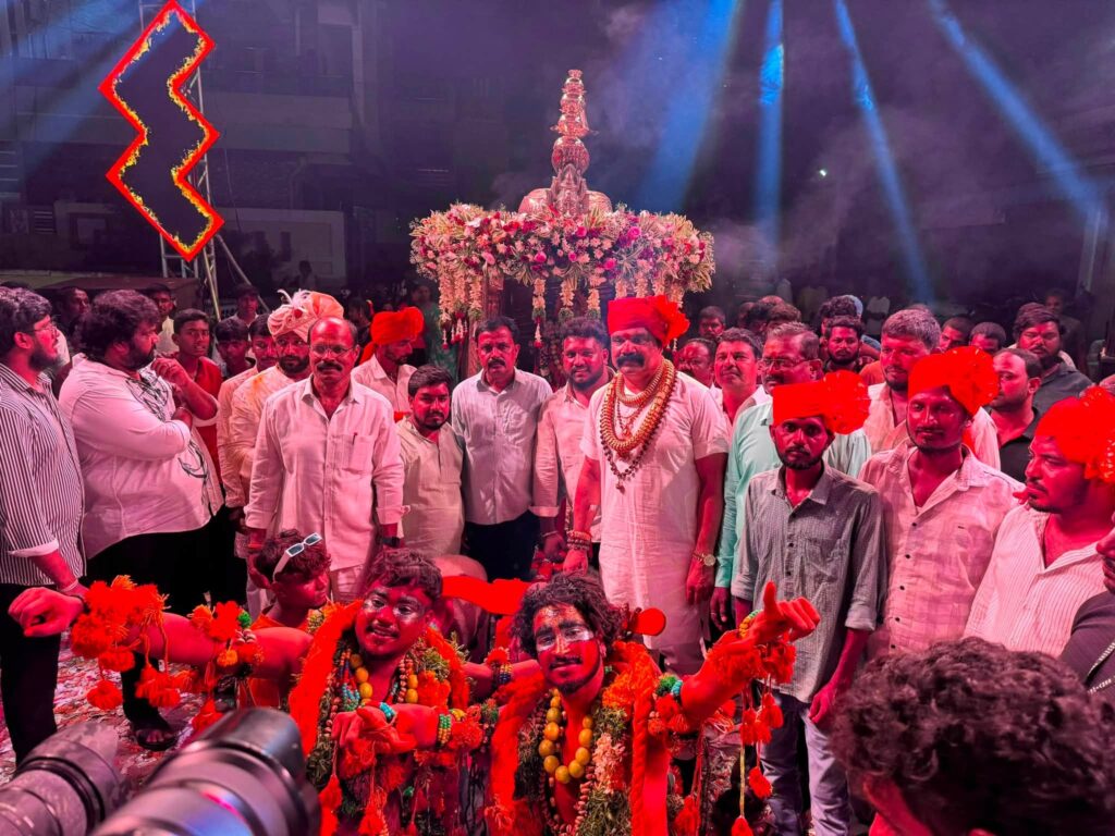 ఫలంహరం బండి ఊరేగింపు కార్యక్రమంలో TGIIC Chairmain తూర్పు నిర్మల జగ్గారెడ్డి , తెలంగాణ ఫిషరీస్ చైర్మైన్ మెట్టు సాయి కుమార్ తో పాటు ఇతర పెద్దలతో కలిసి పాల్గొన్న హోప్ ఫౌండేషన్ ఛైర్మైన్, తెలంగాణ గోల్డ్ మాన్ కొండ విజయ్ కుమార్…