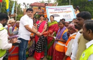 పారిశుద్ధ్య కార్మికులకు గొడుగులు అందచేత…