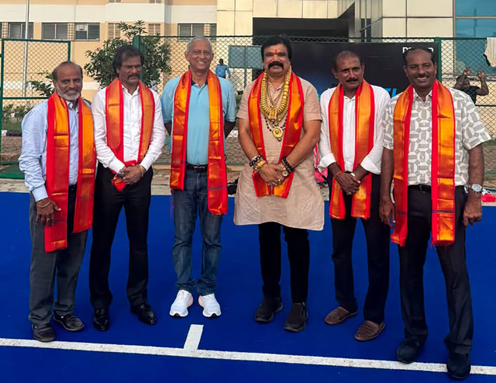 అంతర్జాతీయ ప్రముఖ హాకీ క్రీడాకారులు,  తెలంగాణ హాకీ ఆసోసియేషన్ ఆద్యక్షుడు కొండ విజయ్ కుమార్, సెక్రటరీ మరియు అంతర్జాతీయ హాకీ క్రీడా కారుడు భీంసింగ్ లకు హైద్రాబాద్ గచ్చిబౌలి హాకీ గ్రౌండ్ లో చిరు సన్మానం…