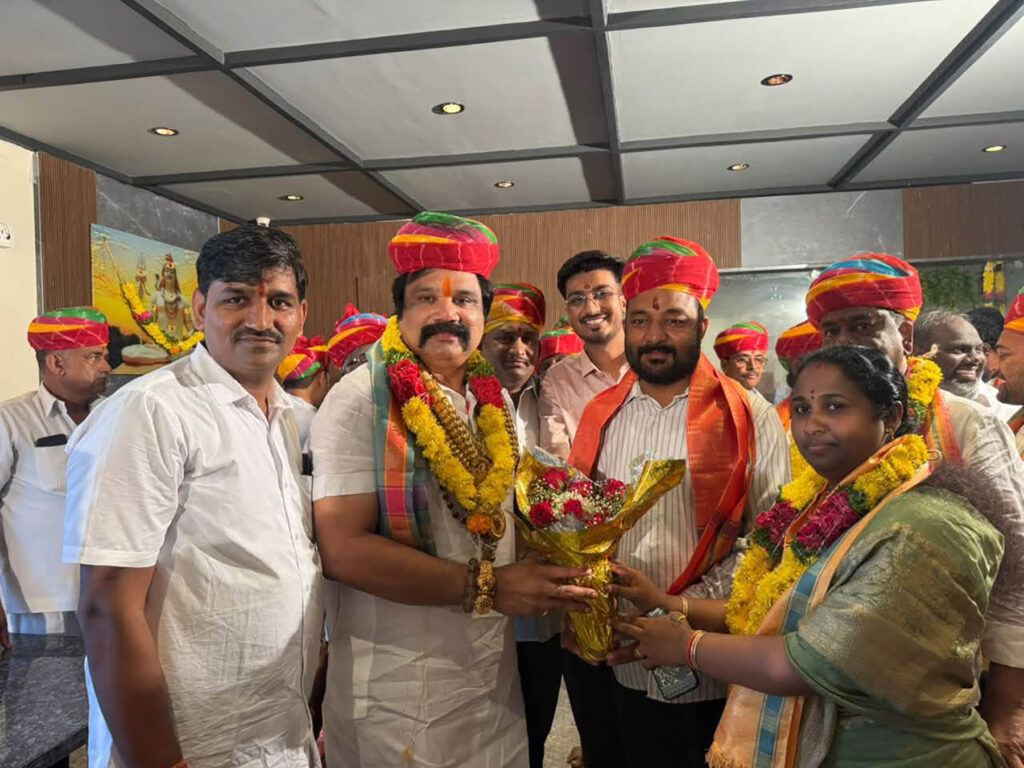 నూతనంగా ఏర్పాటు చేసిన బాలాజీ మిఠాయి భవన్ ప్రారంభం చేసిన ఫౌండేషన్ చైర్మన్, గోల్డ్ మెన్ కొండ విజయ్ కుమార్, గూడెం మధుసూదన్ రెడ్డి…